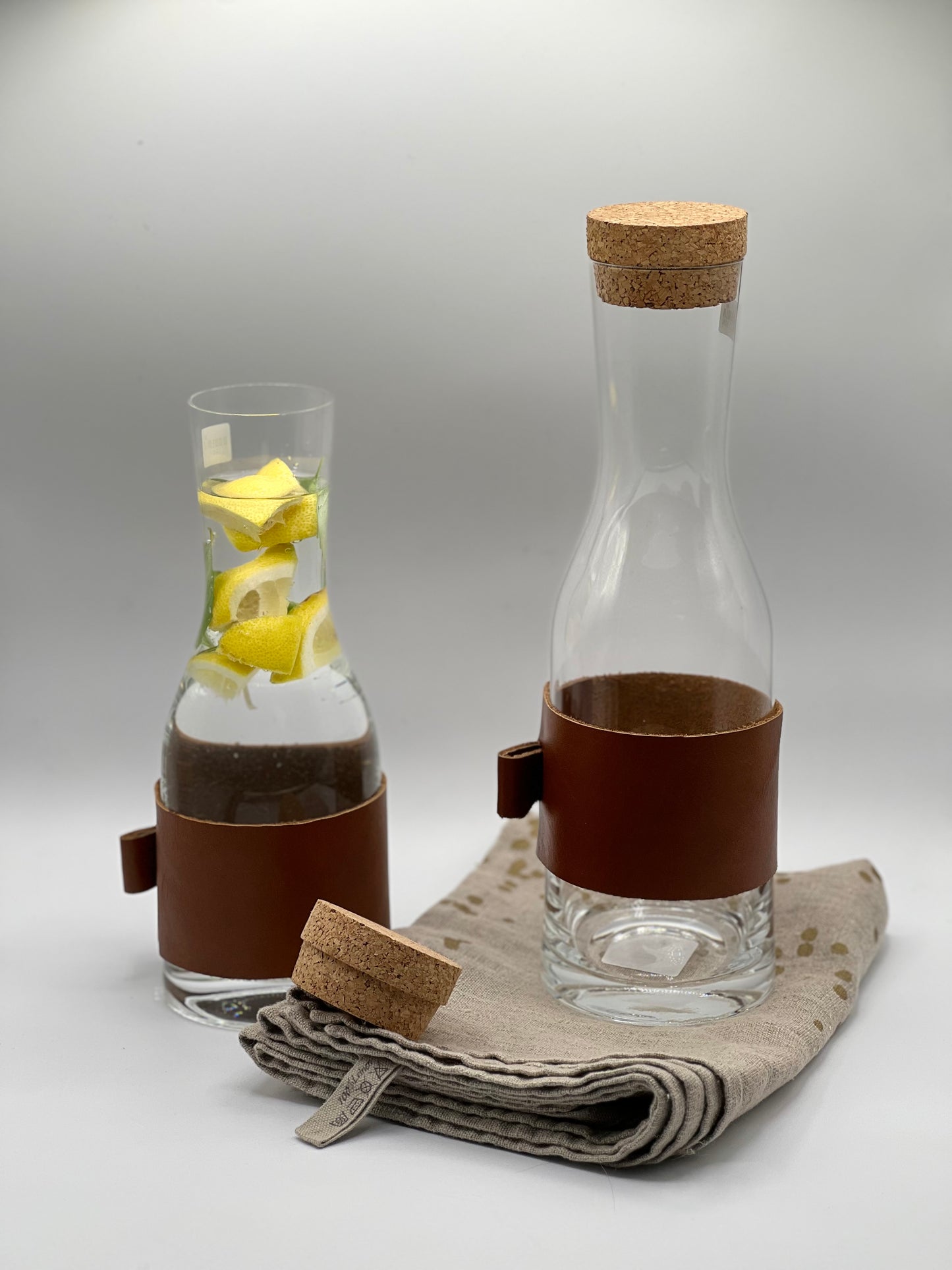 Wasserkaraffe, handgemachte Ledermanschete, Kristallglas