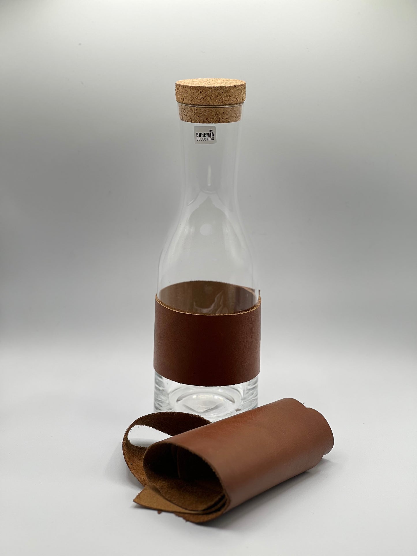 Wasserkaraffe, Kristallglas, handgemachte Ledermanschette