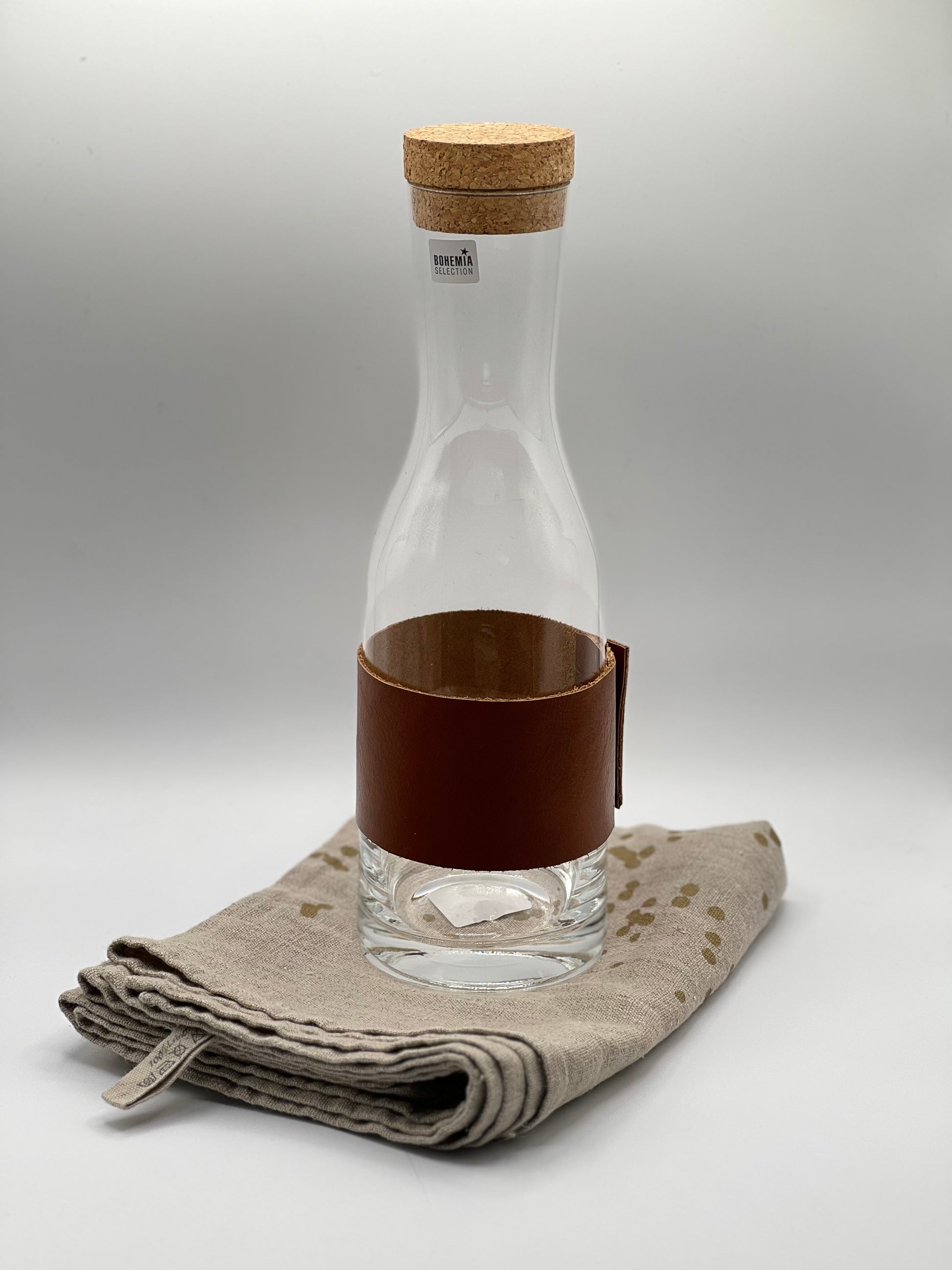 Wasserkaraffe mit handgemachten Ledermanschette und Korkenverschluss